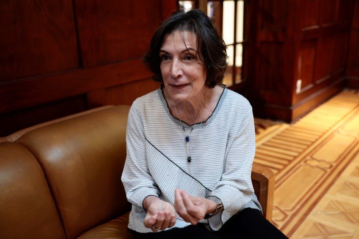 La periodista y escritora mexicana Alma Guillermoprieto habla durante una entrevista con EFE en 2023. EFE/José Méndez