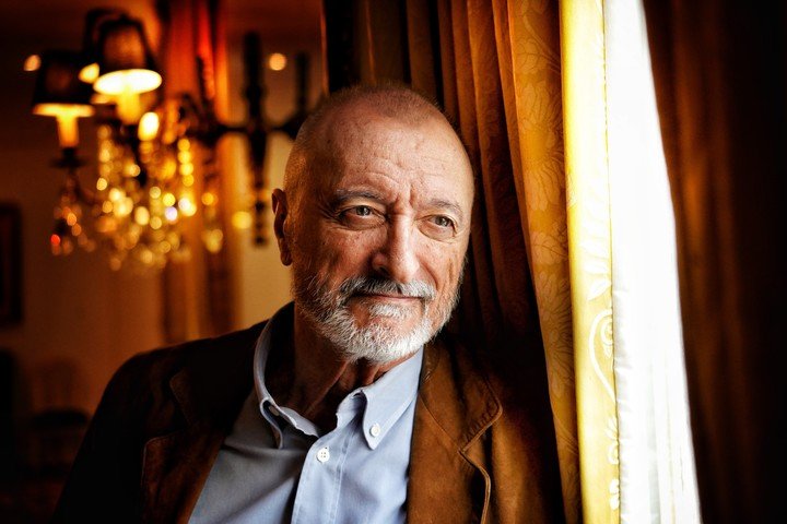 El escritor español Arturo Pérez-Reverte, retratado en Buenos Aires. Foto: Ariel Grinberg.