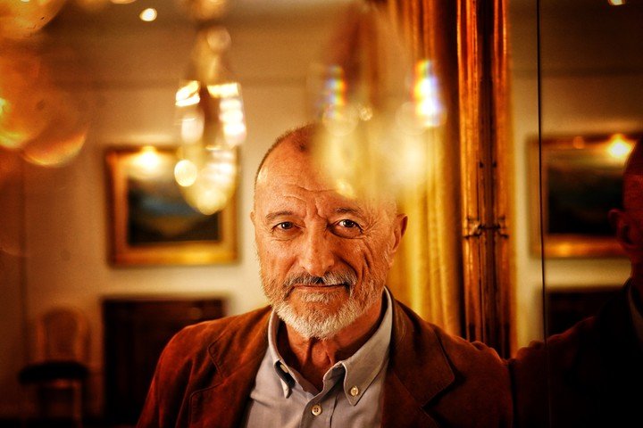 El escritor español Arturo Pérez-Reverte, retratado en Buenos Aires. Foto: Ariel Grinberg.