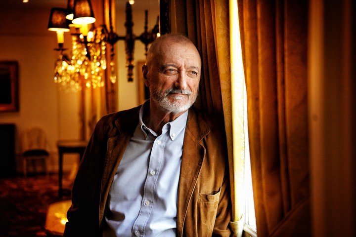 El escritor español Arturo Pérez-Reverte, retratado en Buenos Aires. Foto: Ariel Grinberg.