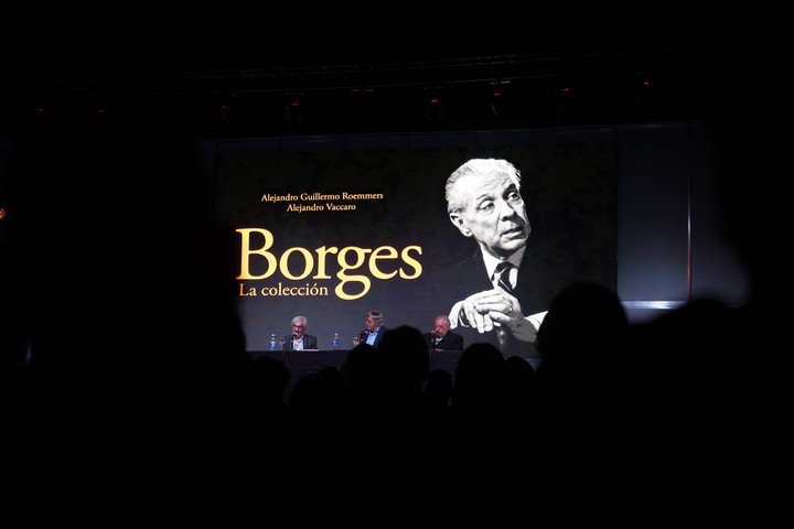Alejandro Vaccaro presentó en la Feria del Libro otro de sus libros sobre Borges: “Borges colección”, junto a Alejandro Guillermo Roemmers. Foto: Martín Bonetto.