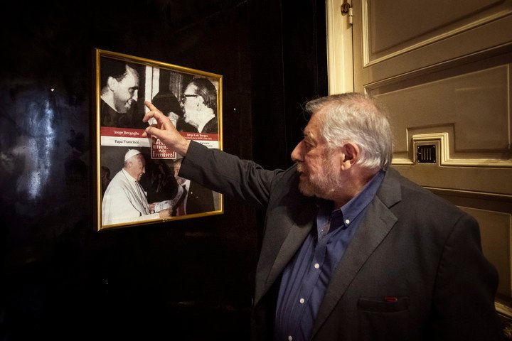 El escritor biógrafo y coleccionista argentino Alejandro Vaccaro muestra fotos donde aparece Jorge Luis Borges junto a Jorge Mario Bergoglio. Foto: Mariana Nedelcu.