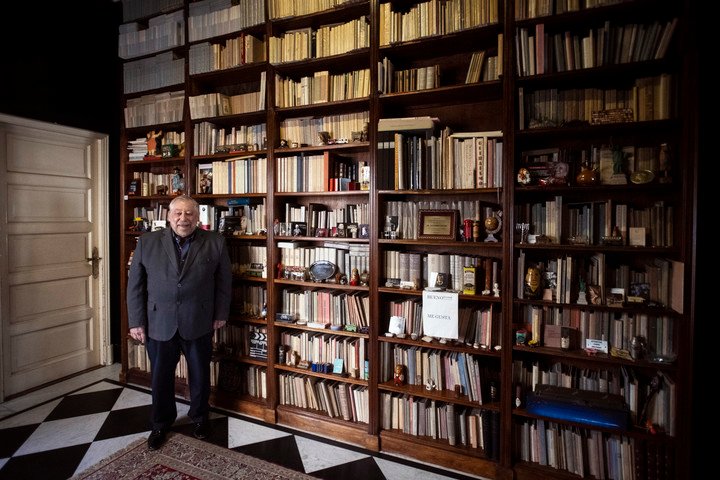 El escritor biógrafo y coleccionista argentino Alejandro Vaccaro junto a la biblioteca dedicada al Jorge Luis Borges en su casa. Foto: Mariana Nedelcu.