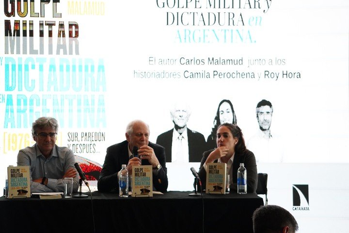 Presentación de Golpe militar y dictadura en Argentina de Carlos Malamud junto a los historiadores Camila Perochena y Roy Hora.
Foto: Emmanuel Fernández.