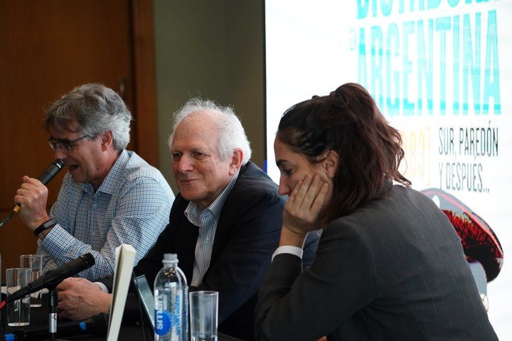 Presentación de Golpe militar y dictadura en Argentina de Carlos Malamud junto a los historiadores Camila Perochena y Roy Hora.
Foto: Emmanuel Fernández.