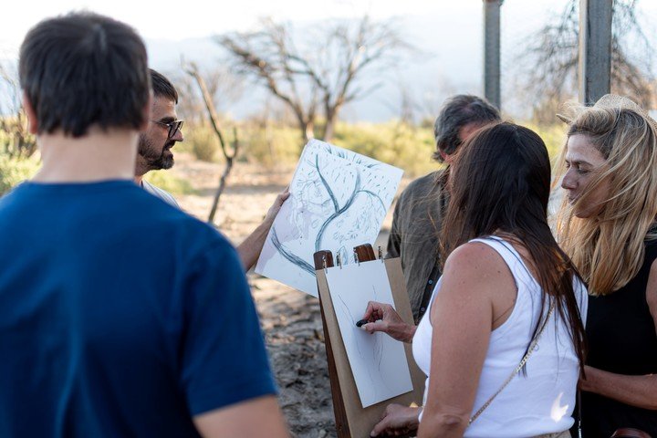La muestra Homenaje a los caídos, de Otto Soria, se realizó en medio del paisaje afectado y convocó a los visitantes a dibujar y contemplar la naturaleza. Foto: gentileza.