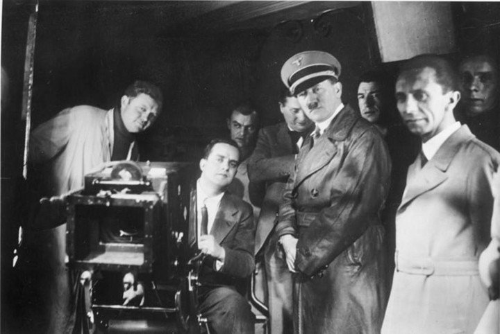 Hitler y Goebbels de visita en 1935 en un set de filmación de la todopoderosa UFA, la productora estatizada que fue una usina de filmes. Archivo Clarín.