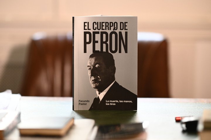 El periodista y escritor Facundo Pastor posa en su estudio. Foto: Pedro Lazaro Fernández.
