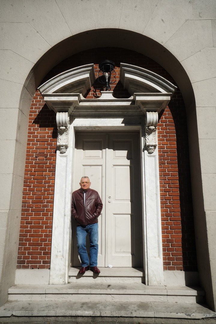 Horacio Castellanos Moya retratado en Buenos Aires. Foto: Ariel Grinberg.