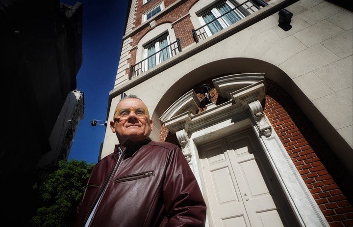 Horacio Castellanos Moya retratado en Buenos Aires. Foto: Ariel Grinberg.