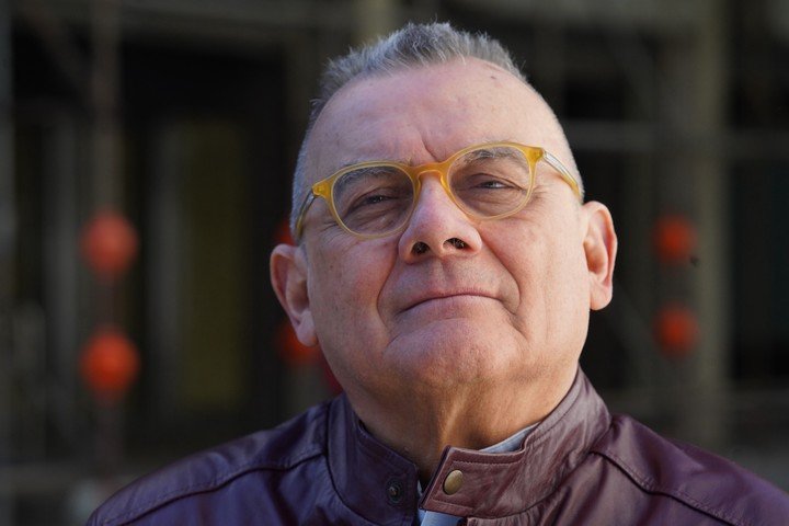 Horacio Castellanos Moya retratado en Buenos Aires. Foto: Ariel Grinberg.