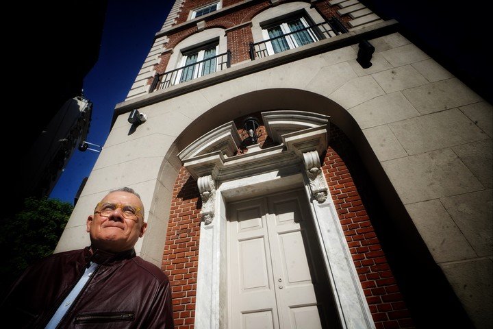 Horacio Castellanos Moya retratado en Buenos Aires. Foto: Ariel Grinberg.