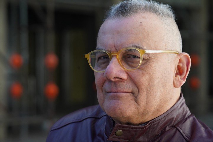 Horacio Castellanos Moya retratado en Buenos Aires. Foto: Ariel Grinberg.