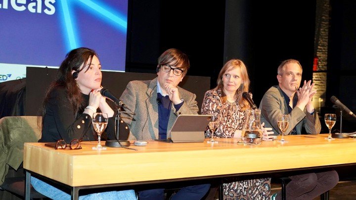 El argentino Tomás Balmaceda compartió la conferencia inaugural de la Noche de las Ideas con los franceses Camille Froidevaux-Metterie, Asma Mhalla y Michaël Foessel. Foto: gentileza.