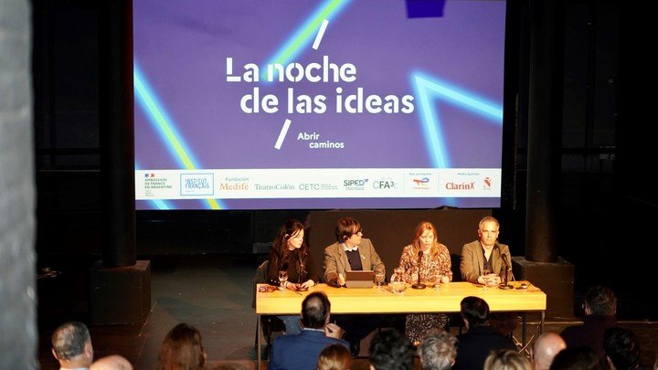 El argentino Tomás Balmaceda compartió la conferencia inaugural de la Noche de las Ideas con los franceses Camille Froidevaux-Metterie, Asma Mhalla y Michaël Foessel. Foto: gentileza.