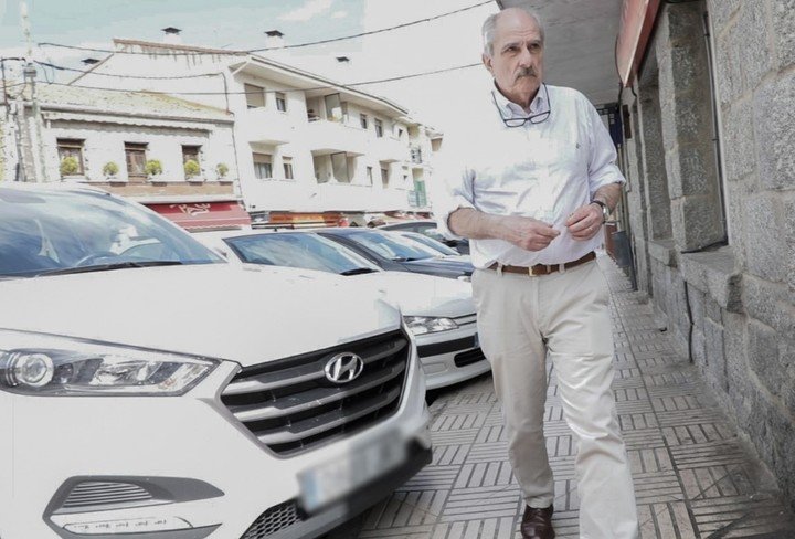 Adolfo Scilingo, caminando por una calle de un pueblo español cerca de Madrid. (Gentileza Javier Martínez - Vozpópuli)