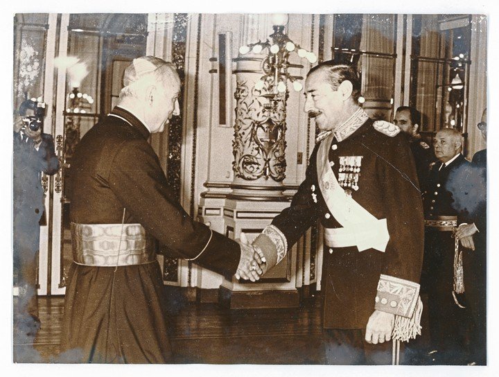 Jorge Rafael Videla estrecha la mano del cardenal Pio Laghi en 1980. Archivo Clarín.