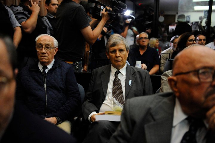 Alfredo Astiz y Jorge Acosta, ante el Tribunal Oral en lo Criminal Federal N° 5 de la Capital en 2017. FOTO PEDRO LAZARO FERNÁNDEZ.