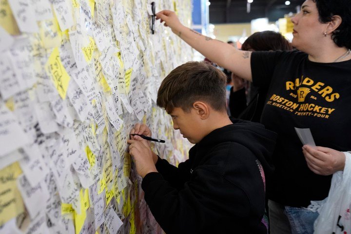 En el pabellón azul, la cadena de librerías El Aleph invita a dejar una huella: el libro favorito anotado en un post-it. Foto: Fernando de la Orden