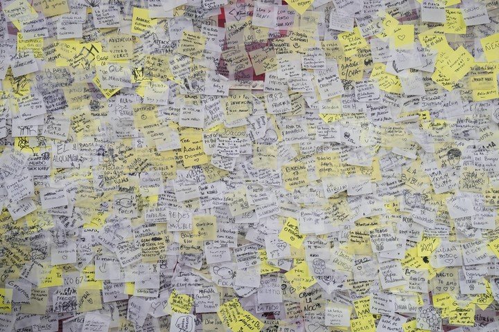 En el pabellón azul, la cadena de librerías El Aleph invita a dejar una huella: el libro favorito anotado en un post-it. Foto: Fernando de la Orden