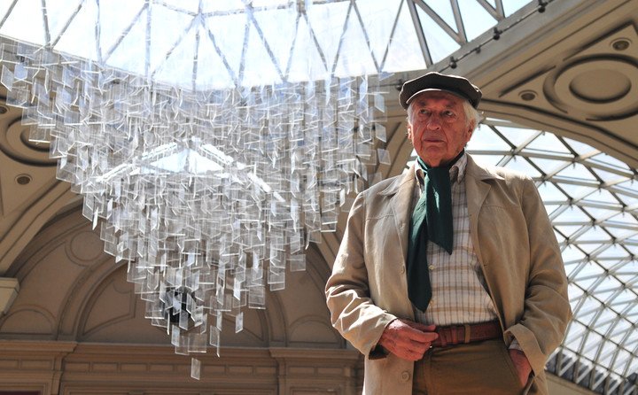 Julio Le Parc junto con su obra Móvil Transparente en el Centro Cultural Borges en 2010..
Foto María Eugenia Cerutti