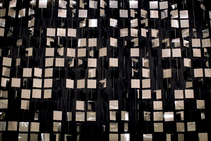 La instalación 'Continuel Mobile' de 1963 de Julio le Parc se expuso en el centro de arte Bundeskunsthalle en Bonn, Alemania, en 2010. EFE/ROLF VENNENBERND 