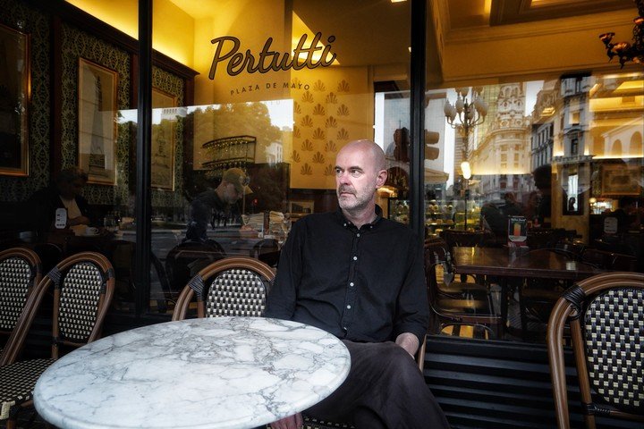 El escritor y periodista sueco Patrik Svensson visitó Buenos Aires para presentar Un inmenso azul. Foto: Ariel Grinberg.