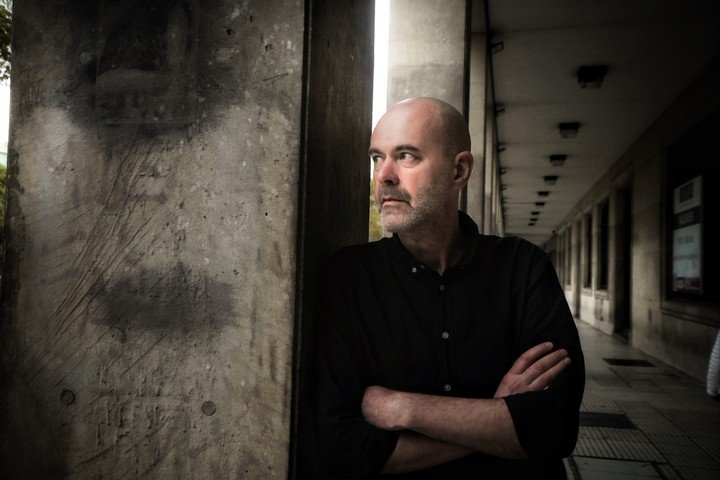 El escritor y periodista sueco Patrik Svensson visitó Buenos Aires para presentar Un inmenso azul. Foto: Ariel Grinberg.