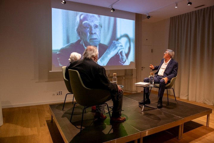 En una sala de la Maison Rousseau et Littérature, fue presentado el libro ilustrado Borges, la colección, de Alejandro Roemmers y Alejandro Vaccaro. Foto: gentileza.