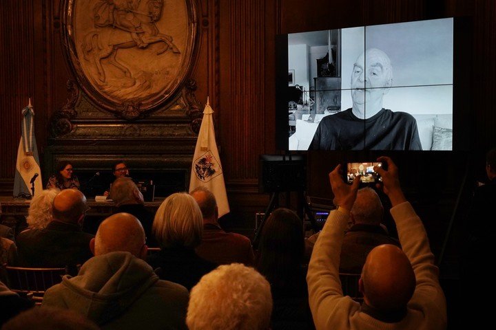 Homenaje. Martín Caparrós participó a través de una videollamada. 