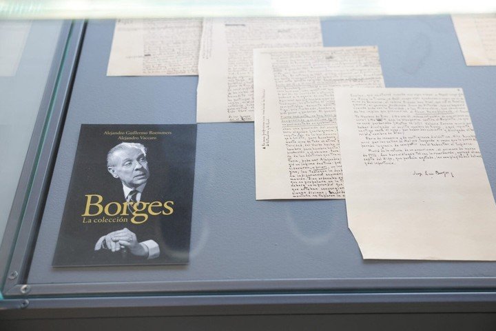 La muestra Años de esplendor literario se presentó en tándem con un libro, Borges, la colección, de Alejandro G. Roemmers y Alejandro Vaccaro, que incluye, además de fotografías, tapas de libros y documentos, los manuscritos expuestos. Foto: gentileza.