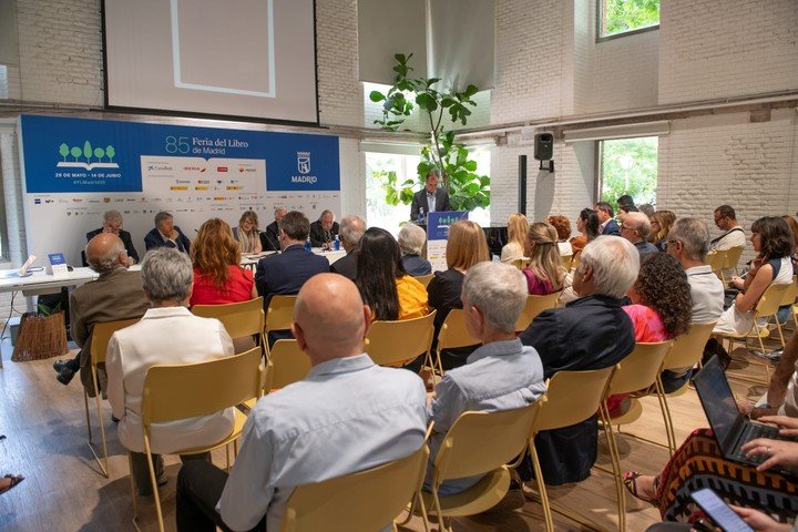 La muestra Años de esplendor literario se presentó en tándem con un libro, Borges, la colección, de Alejandro G. Roemmers y Alejandro Vaccaro, que incluye, además de fotografías, tapas de libros y documentos, los manuscritos expuestos. Foto: Luis Horcajada, gentileza.