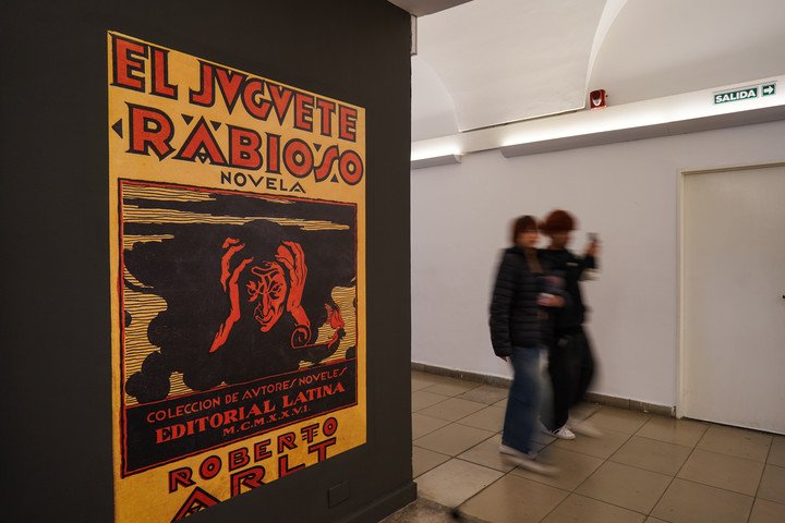 Recorrida por la muestra “El juguete Rabioso” curada Sylvia Saitta y Juan Maisonnave en el Centro Cultural Recoleta. Foto: Santi Garcia Díaz.