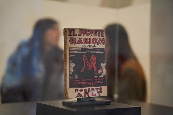 Recorrida por la muestra “El juguete Rabioso” curada Sylvia Saitta y Juan Maisonnave en el Centro Cultural Recoleta. Foto: Santi Garcia Díaz.