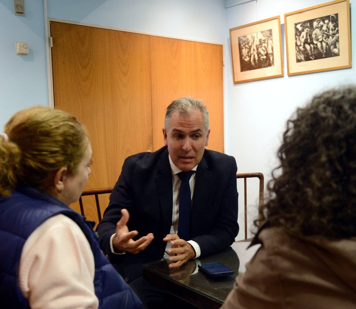 El vicepresidente de la Diputación Provincial de Pontevedra, Rafael Domínguez, acompañará el cuadro hasta España. Foto: Luciano Thieberger. 