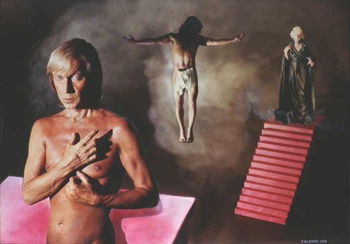 Autorretrato. El ser es víctima y sacrificio en lo cotidiano.1990, en la muestra Federico Klemm. Iluminador de mitos. Foto: Gentileza Fundación Klemm.