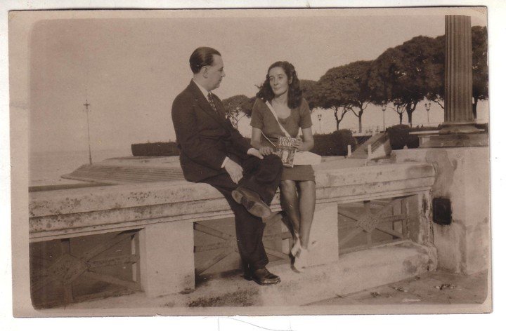 Foto de Borges con Estela Canto en la Costanera. Foto: Biblioteca Nacional Mariano Moreno, gentileza.