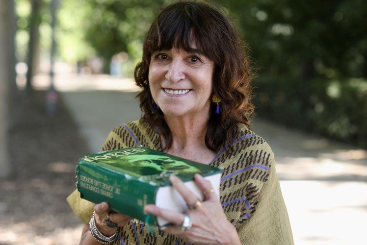 La escritora española Rosa Montero con su edición de las Obras completas, que está viejita. Foto: Cézaro De Luca