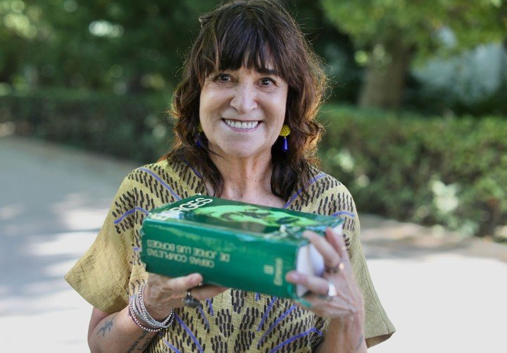 La escritora española Rosa Montero con su edición de las Obras completas, que está viejita. Foto: Cézaro De Luca