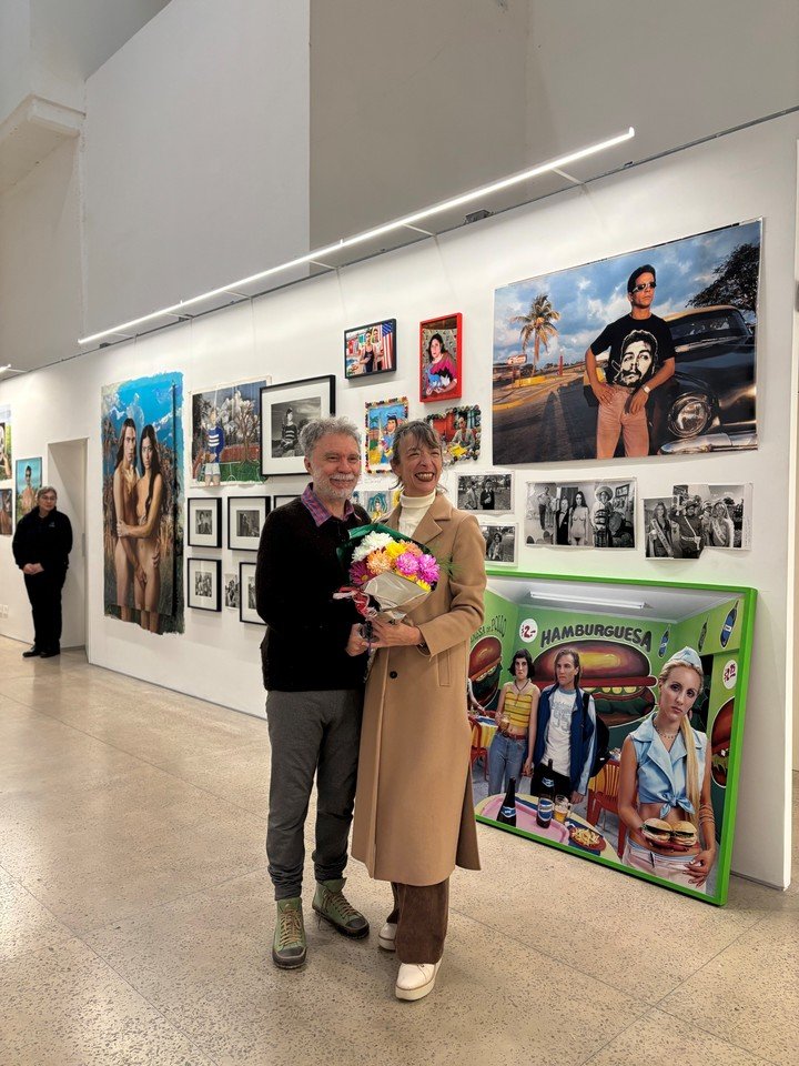 Marcos López junto a la curadora Valeria González. Gentileza