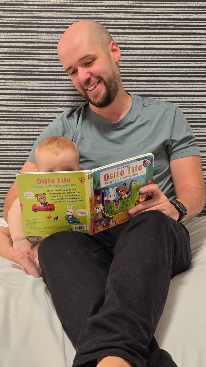 El médico y escritor Ezequiel Wagner, papá primerizo de Félix, con su libro Papá pediatra (Del Fondo). Foto: gentileza.