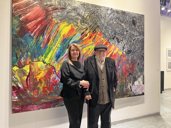 Mariana Povarche de la galería Rubbers junto a Luis Felipe Yuyo Noe, frente a una de sus obras. Foto: Clarin.