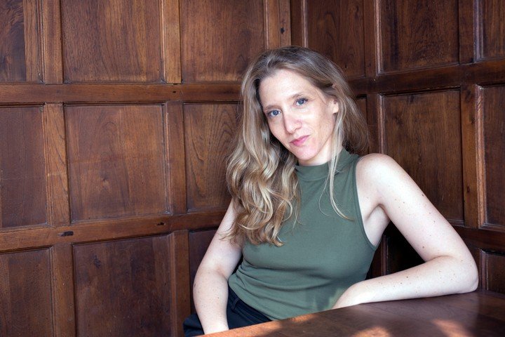 Violeta Gorodischer, autora de Desmadres (Planeta), es licenciada en Letras y trabaja como periodista. Foto: Paula Salischiker.