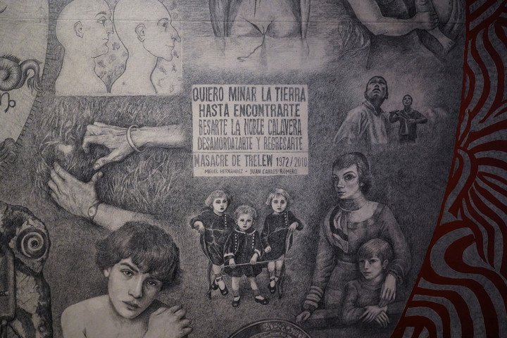 A la izquierda, las manos de Orensanz, junto a los versos de Miguel Hernández en alusión a Trelew, en la obra de Romero. Foto Santi Garcia Díaz