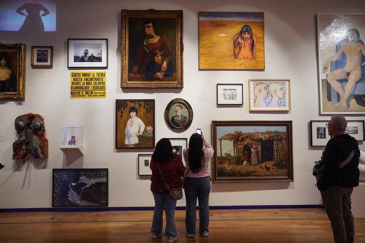 Soldi, desnudos de Marcia Schwartz y Pablo Suárez, a la derecha, sobre una escultura de Elba Bairon.
Foto Santi Garcia Díaz. 