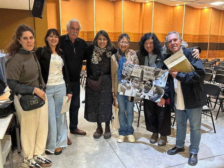 Blanca Freitas y su hija Mariela, junto a la fotógrafa Adriana Lestido. Foto: gentileza.