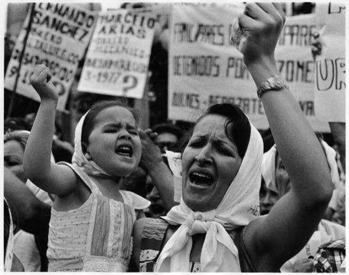 "Madre e Hija de Plaza de Mayo", 1982, fotografía de Adriana Lestido