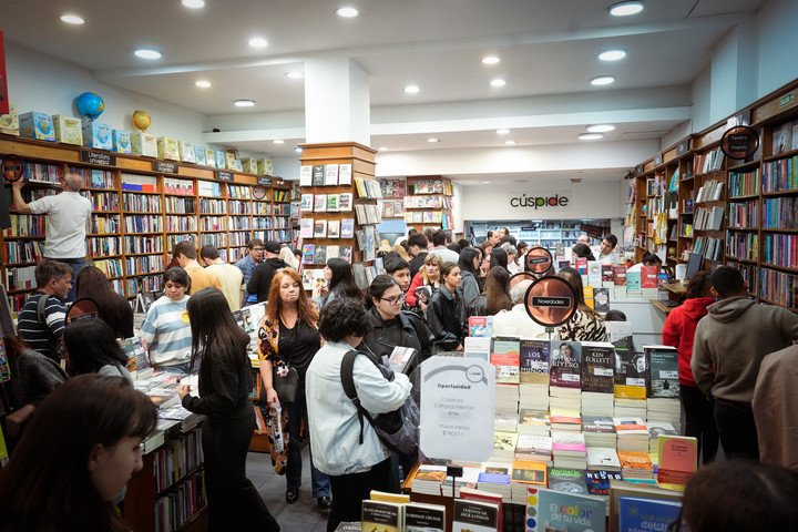 La Noche de las Librerías en Av Corrientes. Foto: Mariana Nedelcu.