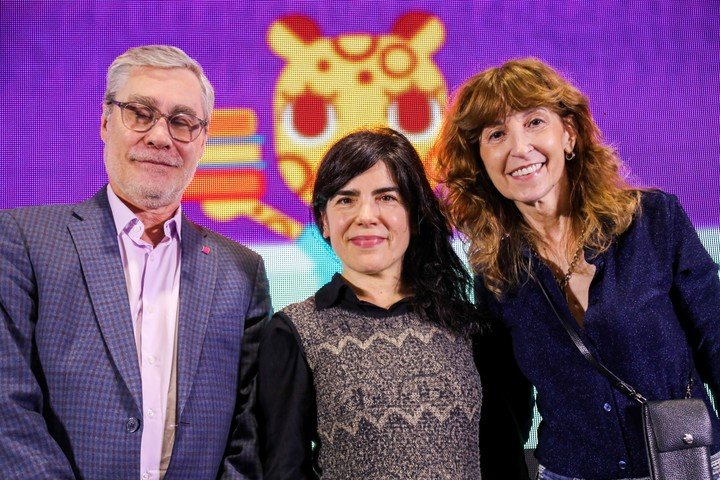 Isol inauguró la Feria del Libro Infantil en el Centro de Convenciones Buenos Aires (CEC) con la presidenta de la Comisión Infantil de la Feria del Libro, Gabriela Pérez y Ezequiel Martínez, director general de la Feria del Libro. Foto: gentileza Fundación El Libro.