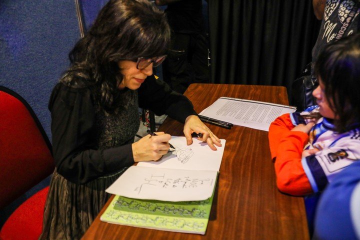 Isol inauguró la Feria del Libro Infantil con un llamado a "defender la alegría" y firmó libros de sus lectores. Foto: gentileza Fundación El Libro.